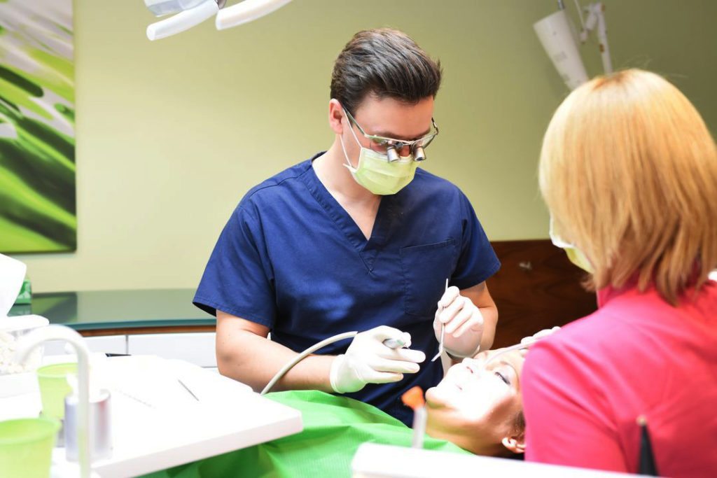 Les 3+1 garanties pour un implant dentaire en toute sécurité.
Le fait de réaliser un implant dentaire pour remplacer vos dents manquantes et améliorer votre qualité de vie est une décision majeure et réfléchie. Afin de faciliter votre décision et minimiser les risques, nous offrons un système de garantie composé de 3+1 éléments.